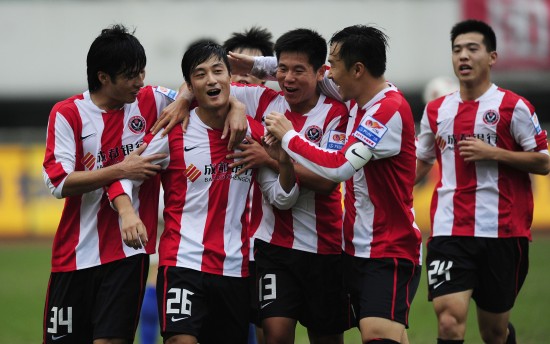 彻底怒了！勇士全队集体抗议裁判，库里遭对手恶劣犯规引发愤怒