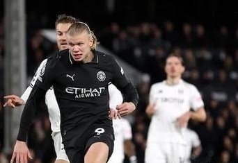 内维尔：杰登-安东尼的射门很精彩，不明白利马那时在做什么